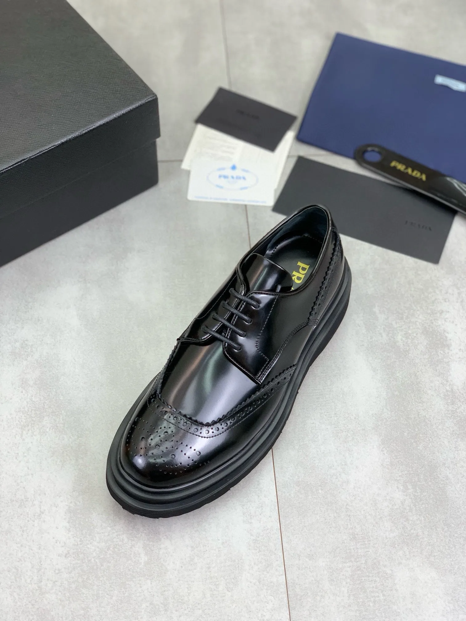 Factory price P880 💰Original quality, top version🔱 ＰＲＡＤＡPrada. Men's business casual leather shoes, top quality products. 1:1 shipment⬆️Luxurious and noble👞All imported original brand fabrics, just to create a more comfortable wearing experience. Upper: Original comfortable open edge bead-rubbed calf leather➕Top imported water-dyed full cow lining, original lightweight and comfortable TPU foam combination bottom✔️Code number: 39-44 (38.45 can be customized)